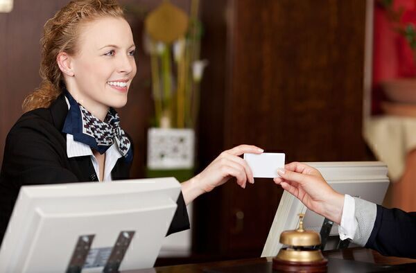 El papel fundamental del recepcionista en un hotel