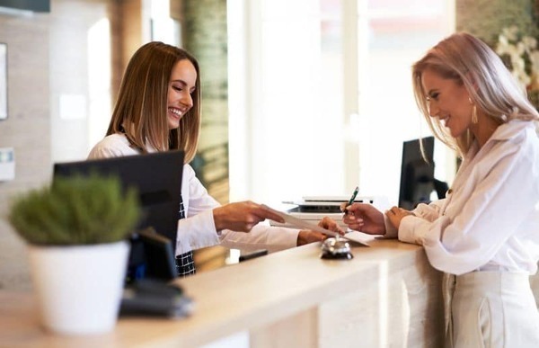 Cualidades de un recepcionista de hotel