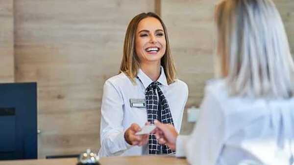 Cualidades de un recepcionista de hotel